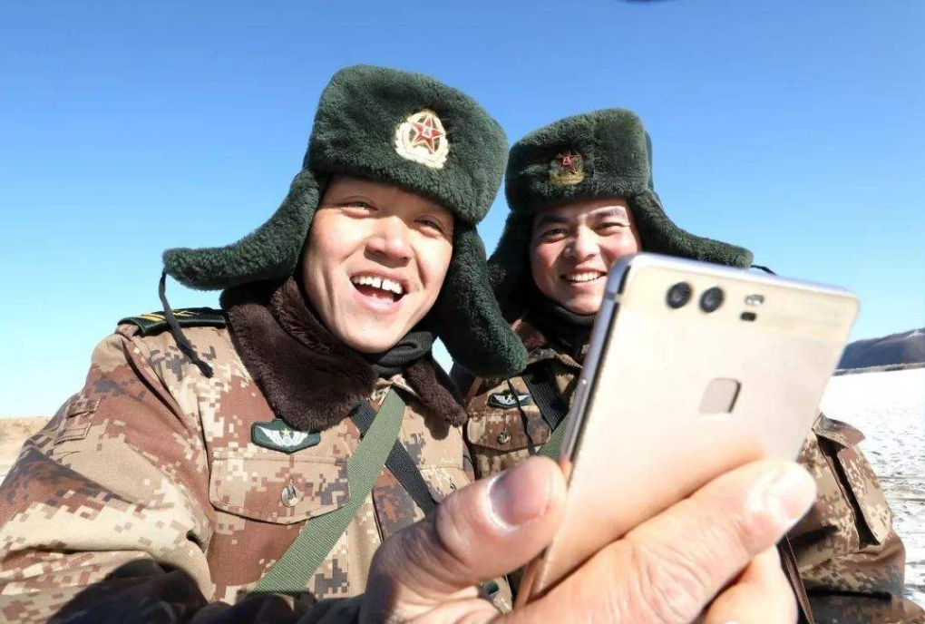 战士职业违反规定看手机提早退伍：部队统一发放信息保密手机上是不是行得通？