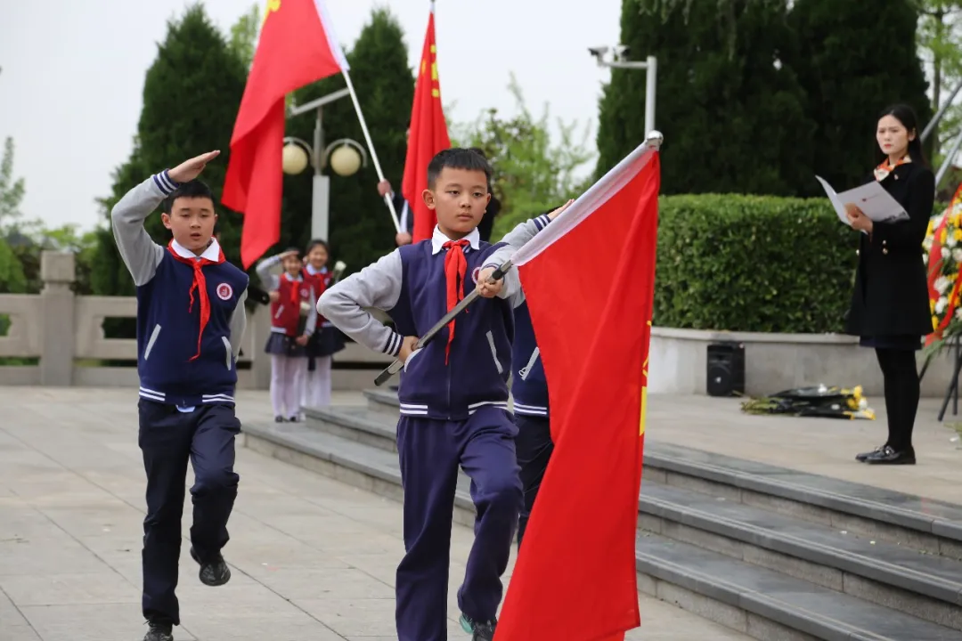 缅怀革命先烈传承红色基因丨天府新区华阳小学清明节开展祭扫活动