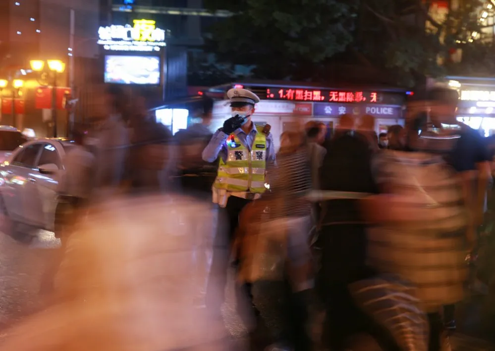 重庆|节日我在岗丨渝中交巡警坚守岗位，保畅通、护平安！