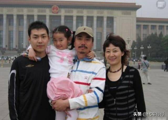 他是国家一级演员，娶大6岁离异女强人为妻，如