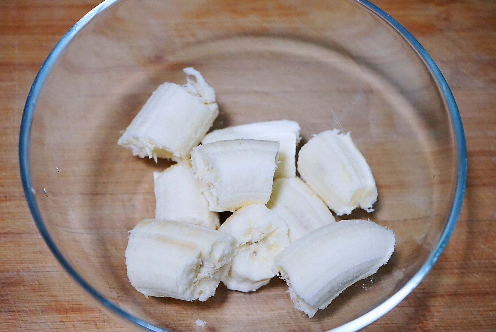 不放黄油的香蕉磅蛋糕，口感松软热量低，做法简单又省心，美味