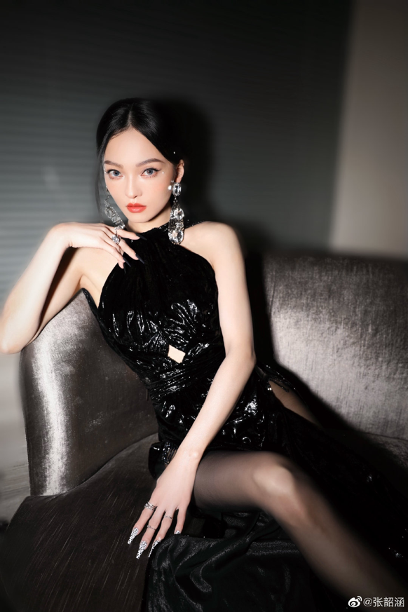 39岁张韶涵瘦到显病态，腿部筋骨明显，蚂蚁腰比头围还要小？