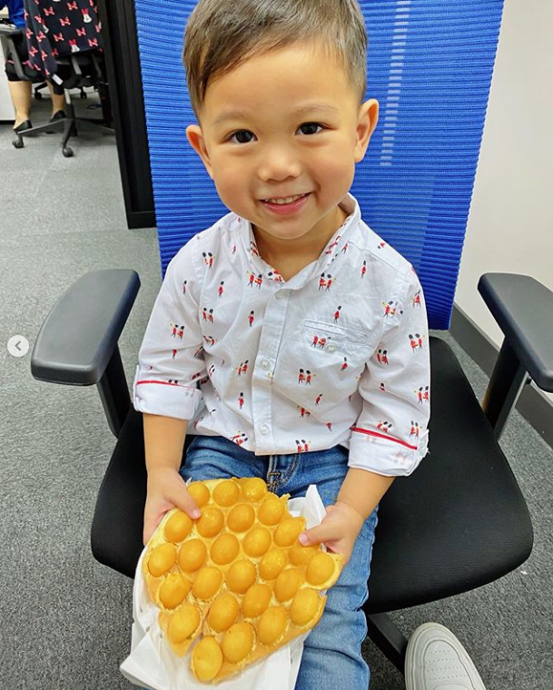 胡杏儿老公分享儿子第一天上学，奕霆不哭不闹与爸爸碰拳告别