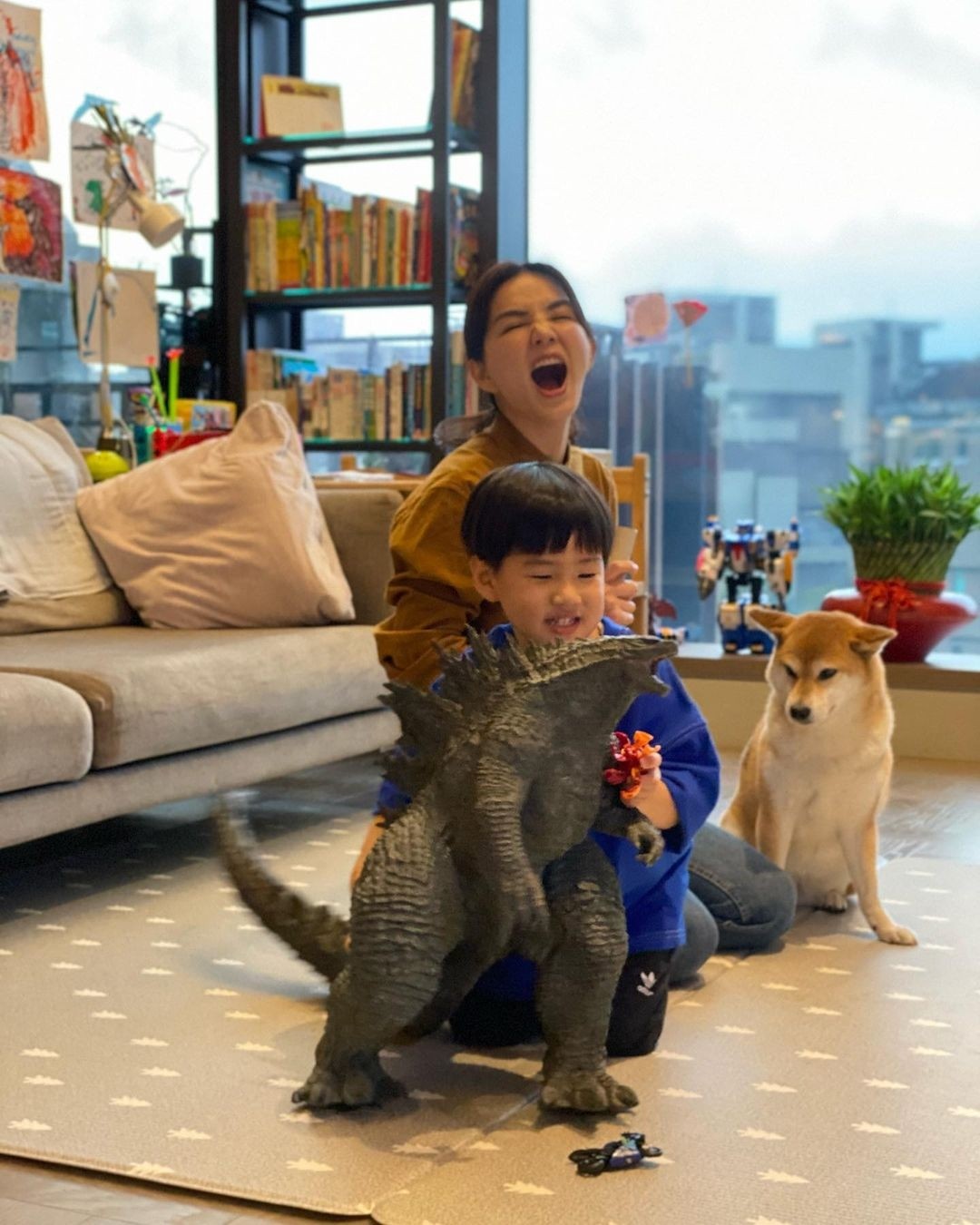 Ella與臉圓兒子看電視狗狗搶鏡，豪宅窗外景觀像城中村接地氣