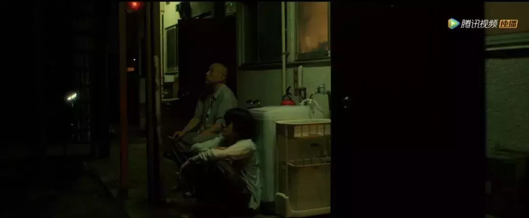 夜空总有最大密度的蓝色,它足够包容所有人最大程度的悲伤与艰难