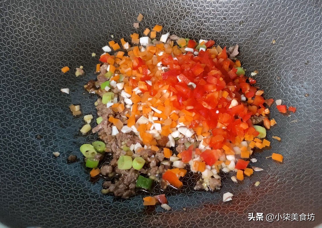 荷包蛋不要直接用水煮，大厨教你一招，一次做6个，天天吃都不够