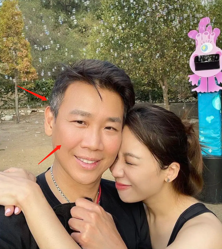 52岁陶喆近照曝光，两侧头发斑白腮红显眼，笑容有点“慈祥”
