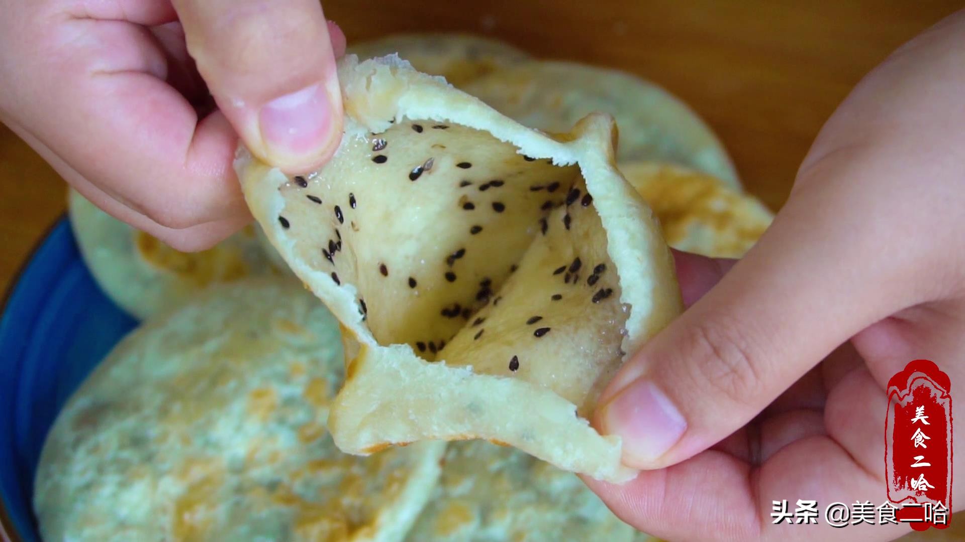 People in Shandong really know how to make sugar biscuits, so they just splash the flour with boiling water.