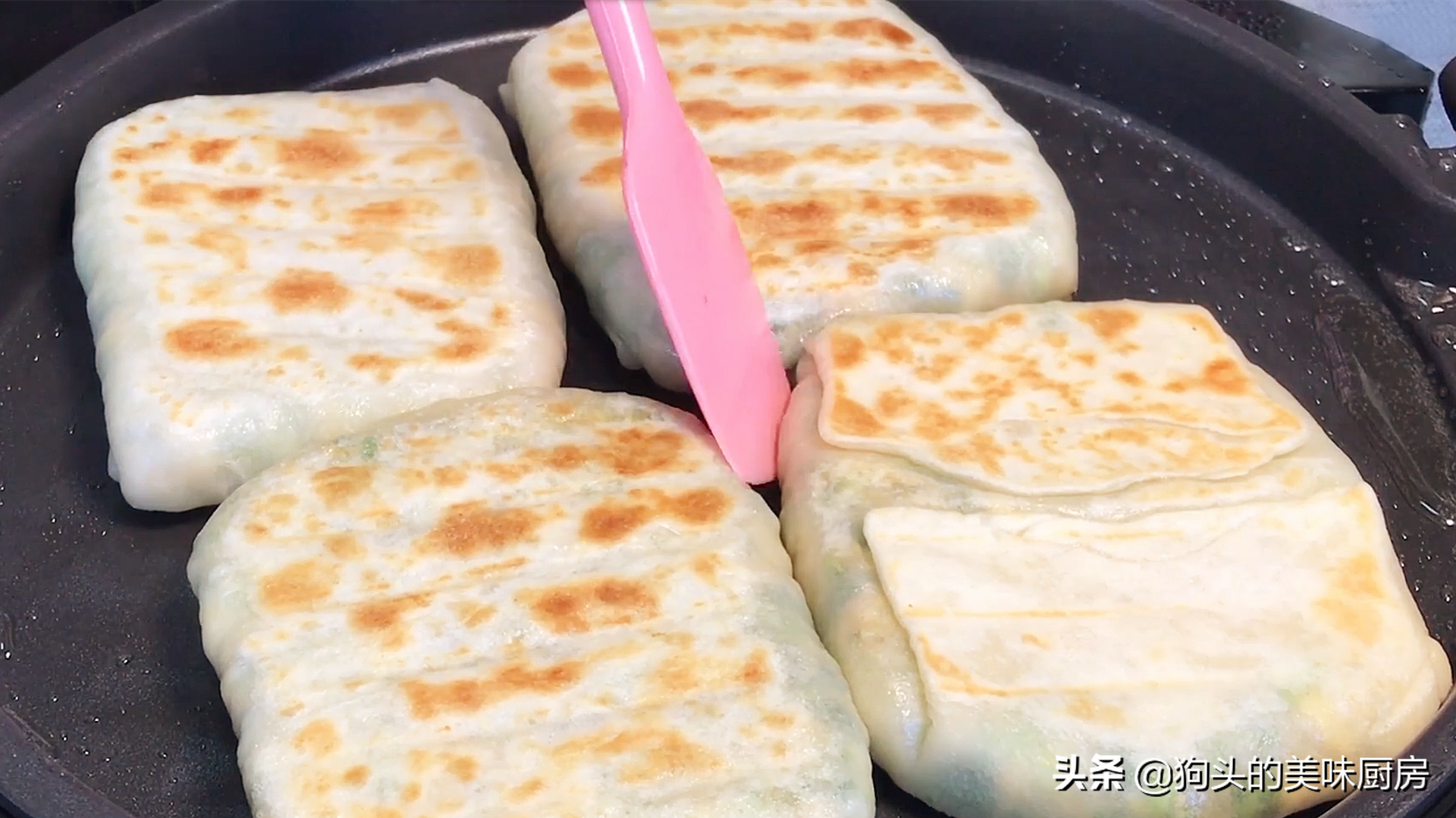 韭菜加豆腐，我家隔三天吃一次，外酥里嫩，飯店都吃不到，太香了