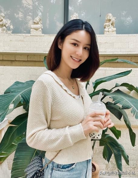 41岁的林峰和老婆秀甜蜜，不惧怕粉丝，支持老婆