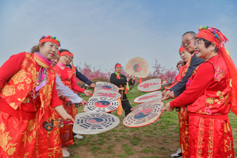 翠湖：桃花灼灼春色美，扇鼓咚咚夕阳红