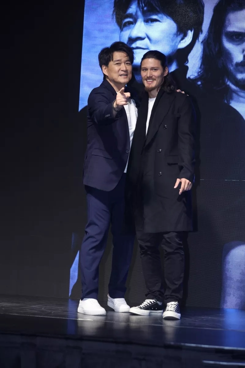 周華健罕見和美國妻子同框，61歲妻子頭髮花白，夫妻同框似母子