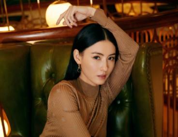 张柏芝带俩儿子逛街，14岁大儿子留胡子烫头发！