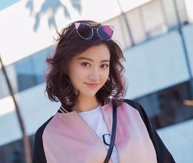路人镜头下的景甜长啥样？关掉10级美颜滤镜后，相信张继科审美了
