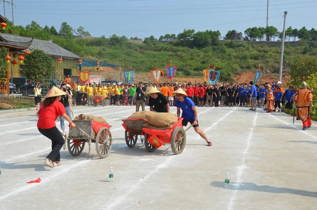 一张蓝图十八年——记全国劳动模范、市人大常委会委员黄秀佳