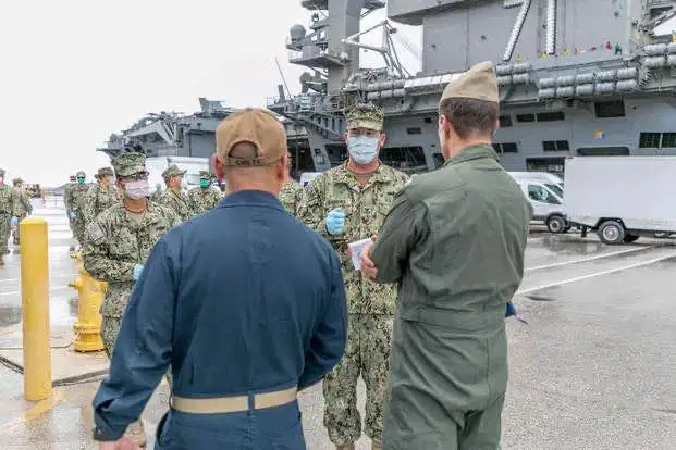 8艘戰(zhàn)艦圍觀美軍準航母，我國海軍早已今非昔比，不會再受欺負