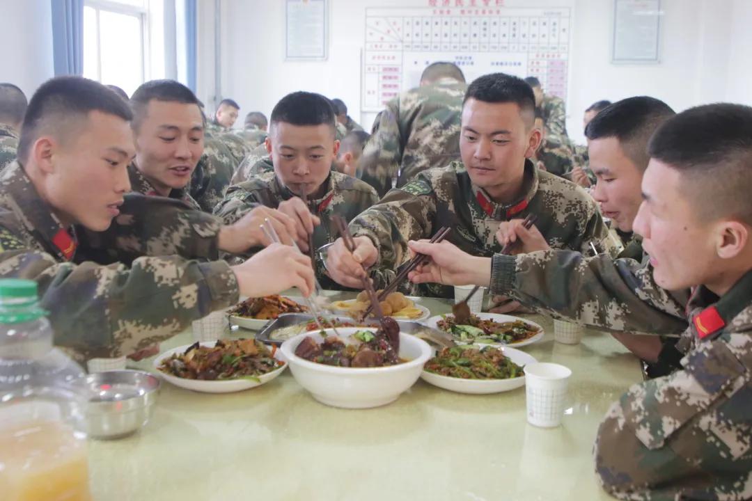 兵哥哥的“年夜饭”，看看哪个单位的伙食你最喜欢？