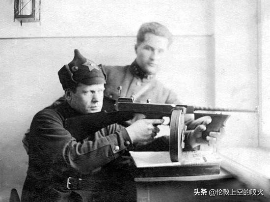 墙内开花墙外香——二战前汤普森冲锋枪的苦痛