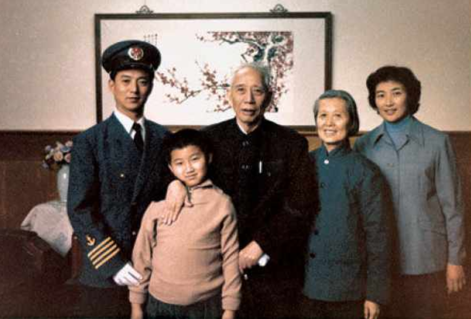 王震将军：抬棺上阵、开耕南泥湾，毛主席钦点他平定新疆