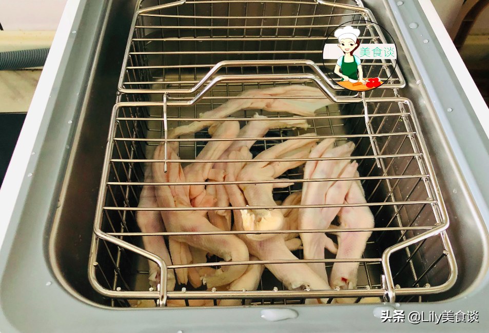 洗水果加盐加面粉？学会这方法，简单省事，看不见的残留也洗干净
