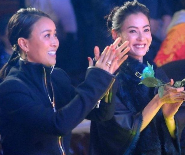 張柏芝帶著兒子們聚餐，大兒子緊握柏芝的手，二兒子與她溫馨互動