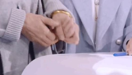 霸总和甜妹？董明珠紧握王冰冰的手，网友嗑CP还求大佬快写文