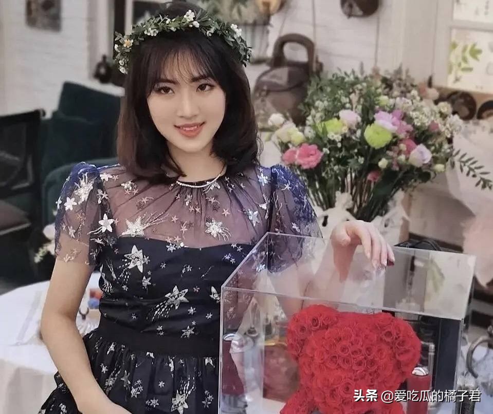 华为二公主将闯娱乐圈？与赌王女儿合影站C位，资源背景太逆天