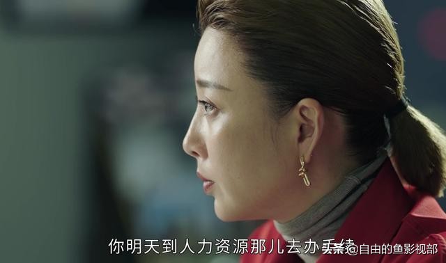 《正青春》中整部剧说台词摇头晃脑，三个王者