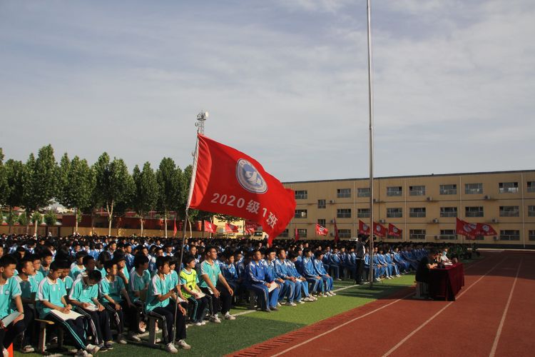 “清华馒头神”来邯郸临漳四中作励志报告，他是农民，逆袭成学霸