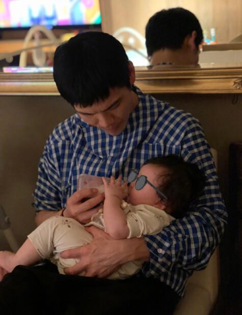 向佐父亲节晒全家福照，期待重聚中夹杂担忧，向太逃离台北疑受阻