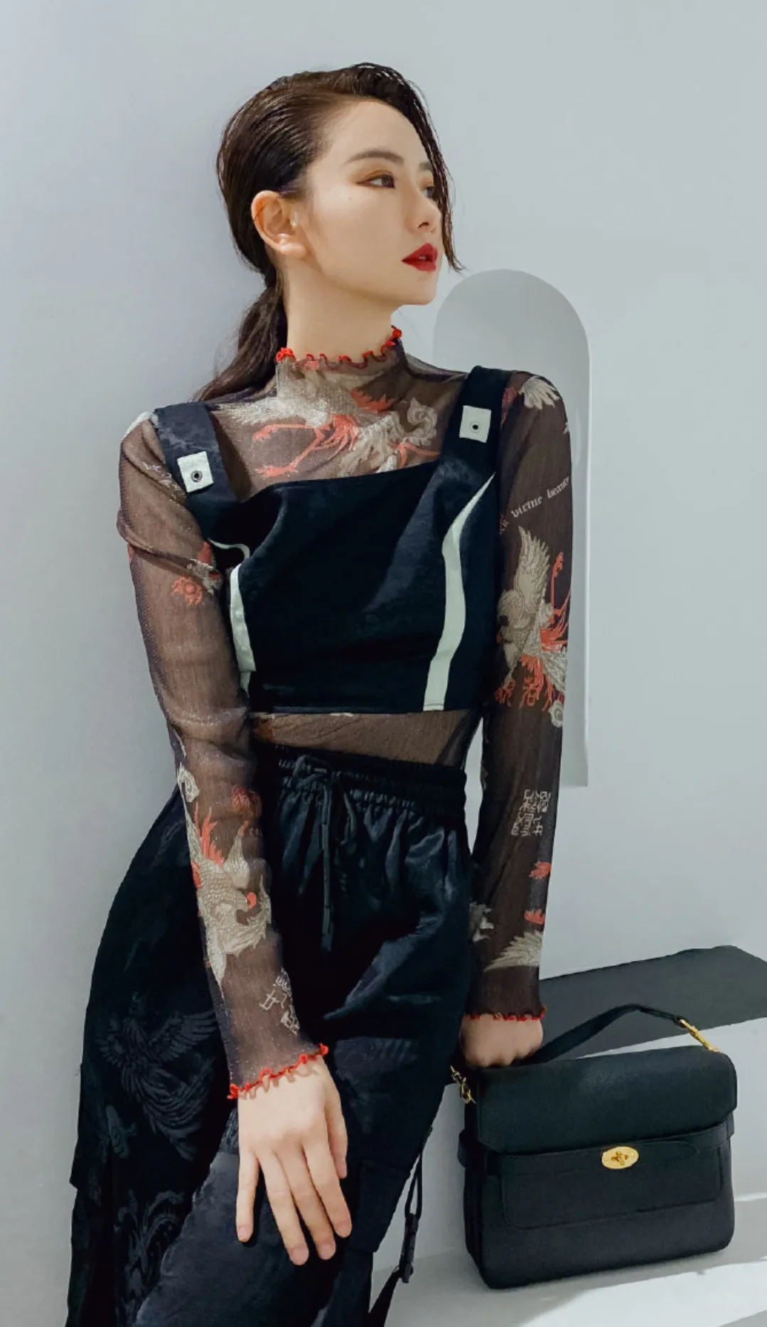 难怪说李承铉管不住戚薇，当她穿上女儿背心，这腰我承认我羡慕了