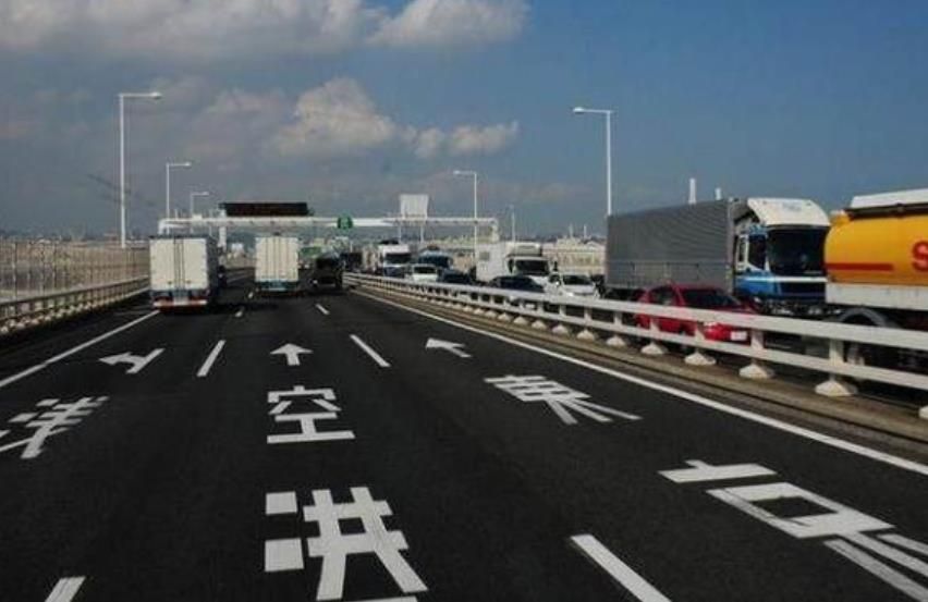 看看日本的高速公路：跟我国比已经是落后了，主要是细节上做得好