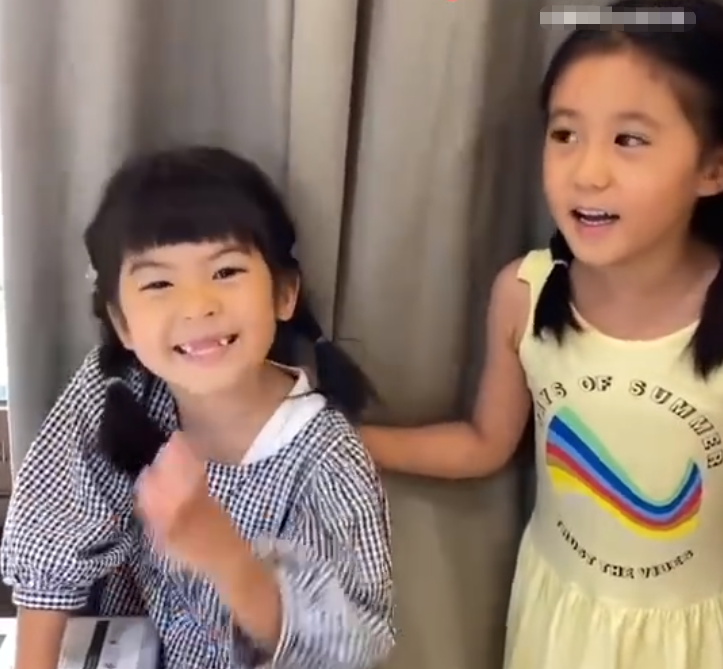 咘咘姊妹在家玩嗨了，姐姐直视镜头搞怪，4岁波妞放飞自我