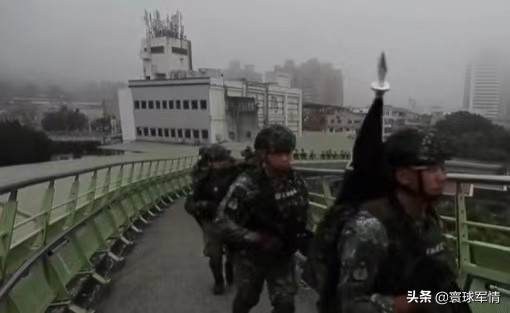 為巷戰作準備？ 台島特種兵在新北街頭大搞軍演，場面如同過家家