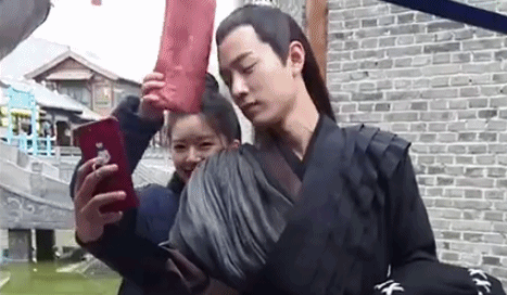 赵露思否认表白肖战，P图者另有其人！两人旧照被扒，男才女貌