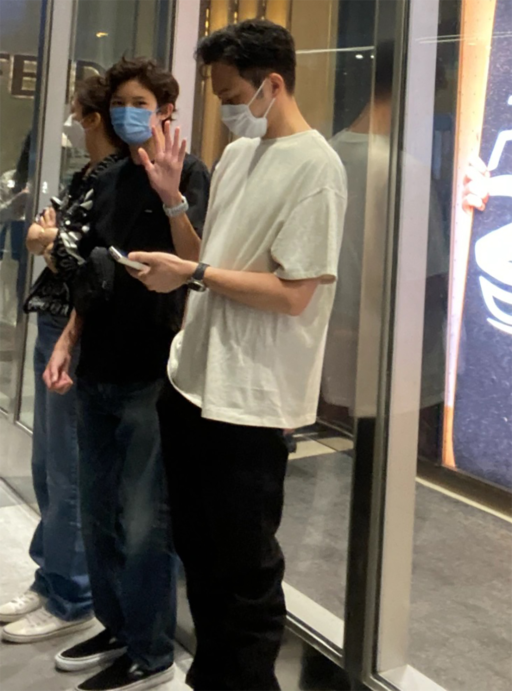 偶遇袁咏仪一家三口逛街，张智霖被赞亲民，魔童见镜头挥手打招呼