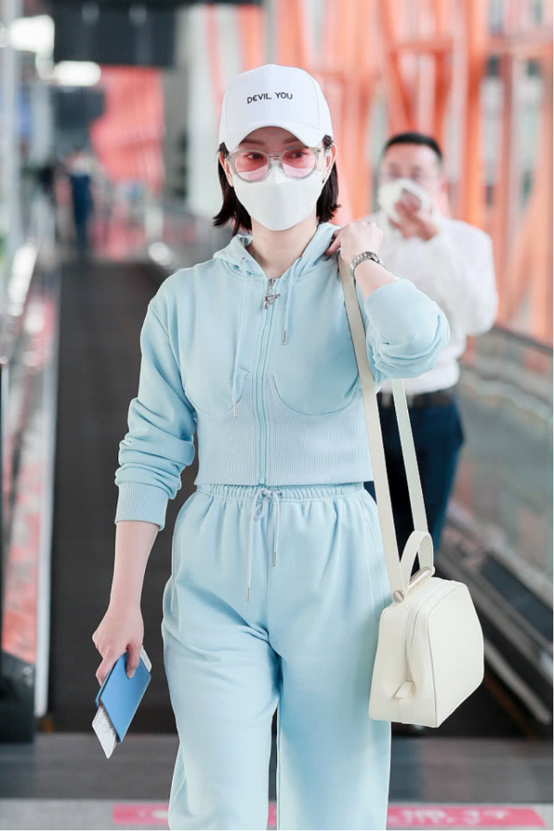 陈数被这条裤子害惨了，侧身时小肚子太凸，勒