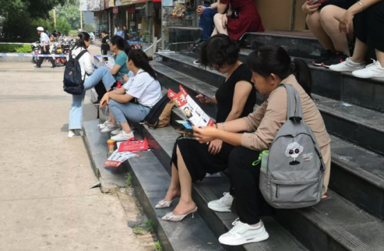 临近高考，家长需要全程“陪考”吗？不少家长都选择这样做