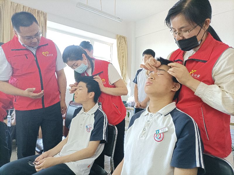 “關注普遍的眼健康”易九公益全國愛眼日走進滁州儒林外國語學校
