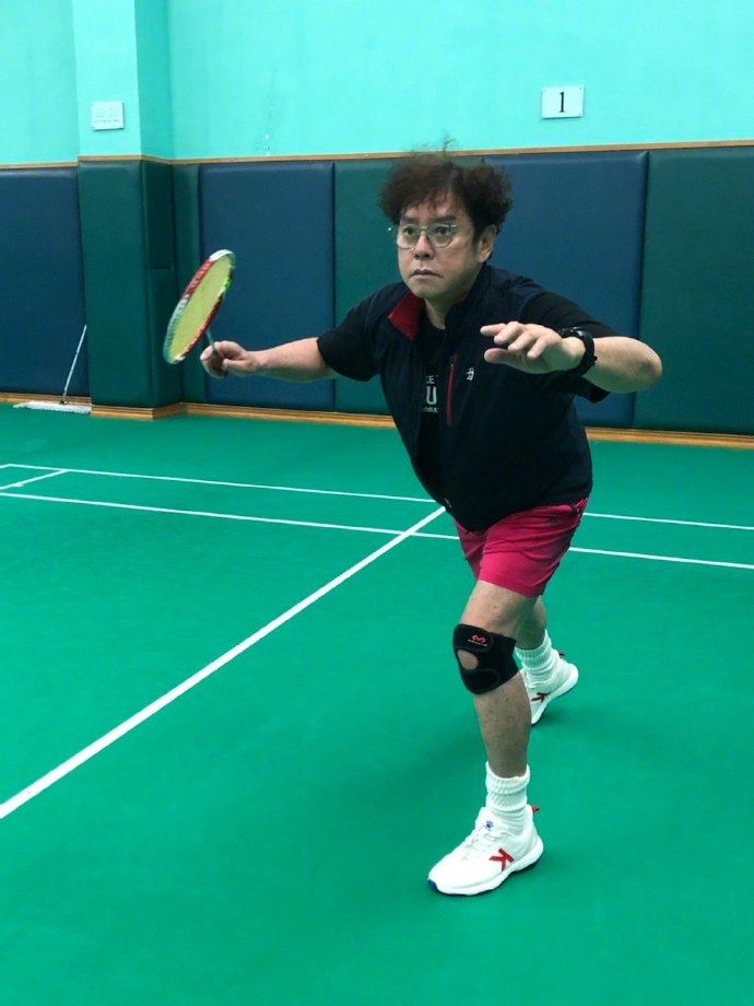 谭咏麟晒最新动态，洪金宝也意外出境，面容消