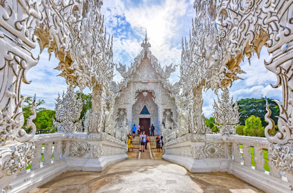 泰国“最梦幻”的白庙，洁白如琼楼玉宇，近看
