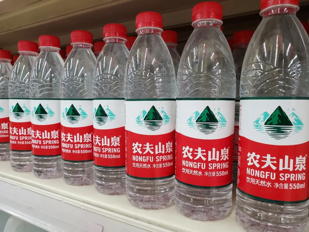 市值蒸发3000亿，营销翻车，农夫山泉有点“急”？