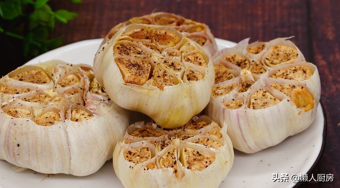 這是烤箱版烤大蒜頭的做法，比碳烤得更省事，軟糯鹹香