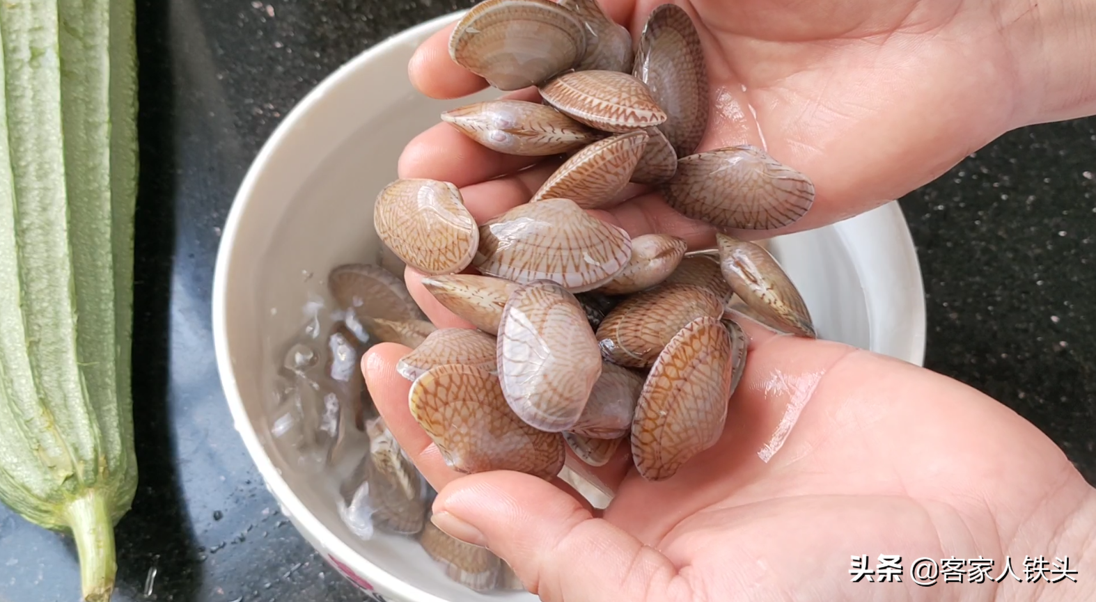 6月天热多给家人吃丝瓜，配上花甲做一锅，多汁味美，营养又下饭