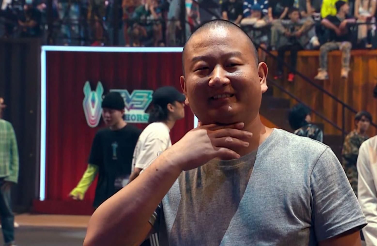 网红giao哥酒吧演出被殴打愤怒还手却遭阻拦场面混乱被迫退场