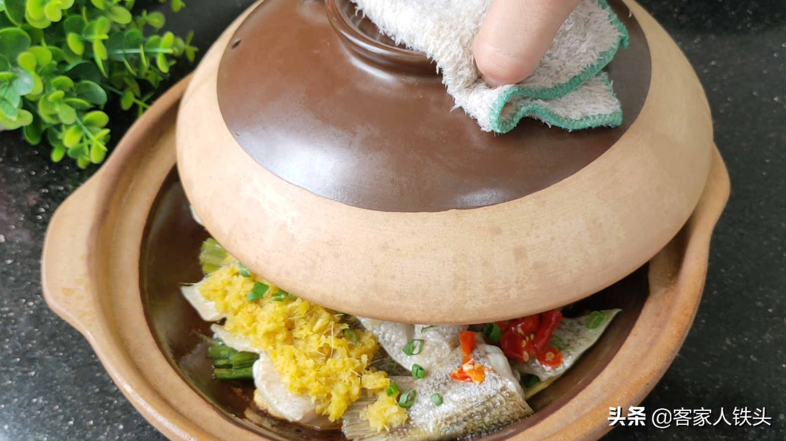 广东人焗鱼真有一套，一锅做2味，6分钟出锅，漂亮好吃待客有面子