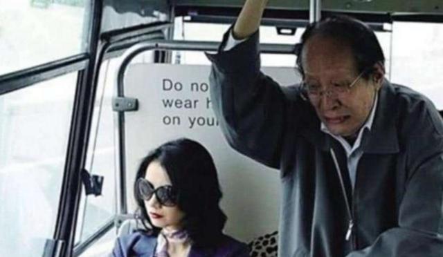 如果在公交车上同时遇到一名孕妇一位七旬和老人，应该给谁让座？
