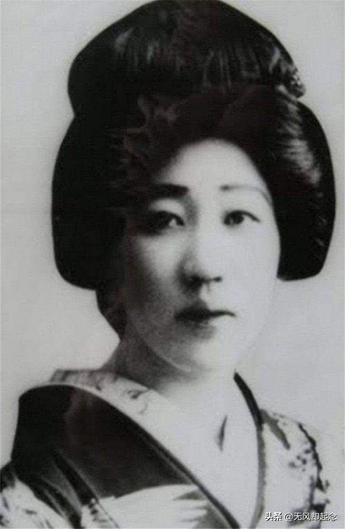 她带着2个孩子冒充是川岛芳子太太，作恶多端，没上法庭就遭处决