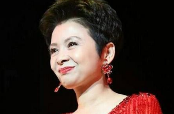 13次上春晚，当红时被封杀，“消失”18年的董文