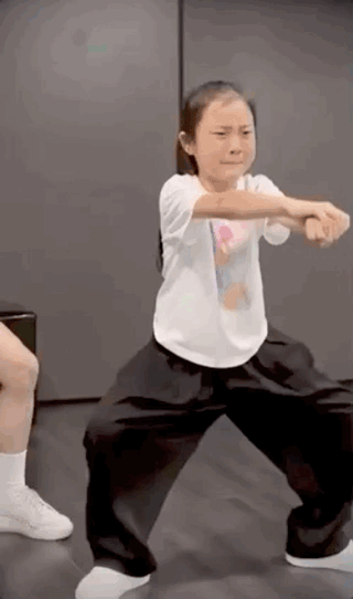 李小璐晒女儿练舞蹲马步，甜馨忍痛坚持惹人疼，网友直呼像贾乃亮